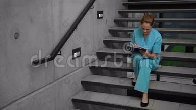 护士坐在台阶上写字